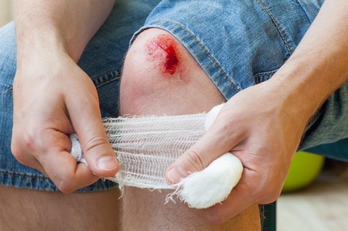 https://medyc.net/wp-content/uploads/2020/12/wound-on-the-knee-being-treated.jpg