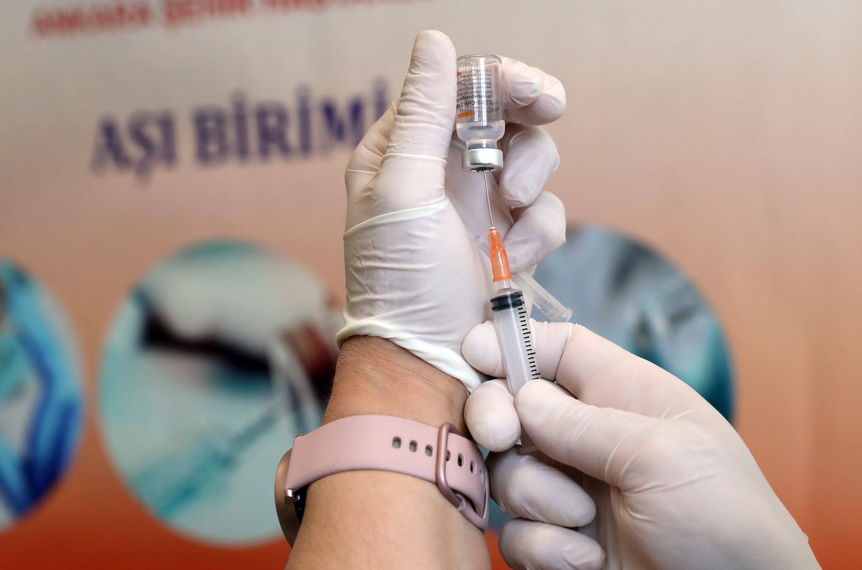 Druga partia chińskich szczepionek COVID-19 przybywa do Turcji